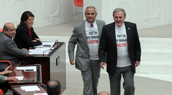TBMM Genel Kurulu'nda tişörtlü eylem TBMM Genel Kurulu'nda tişörtlü eylem