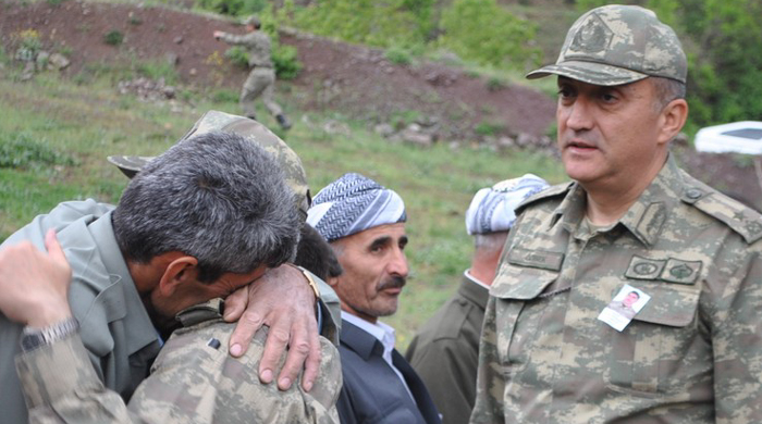 Hakkari şehidine ağladı