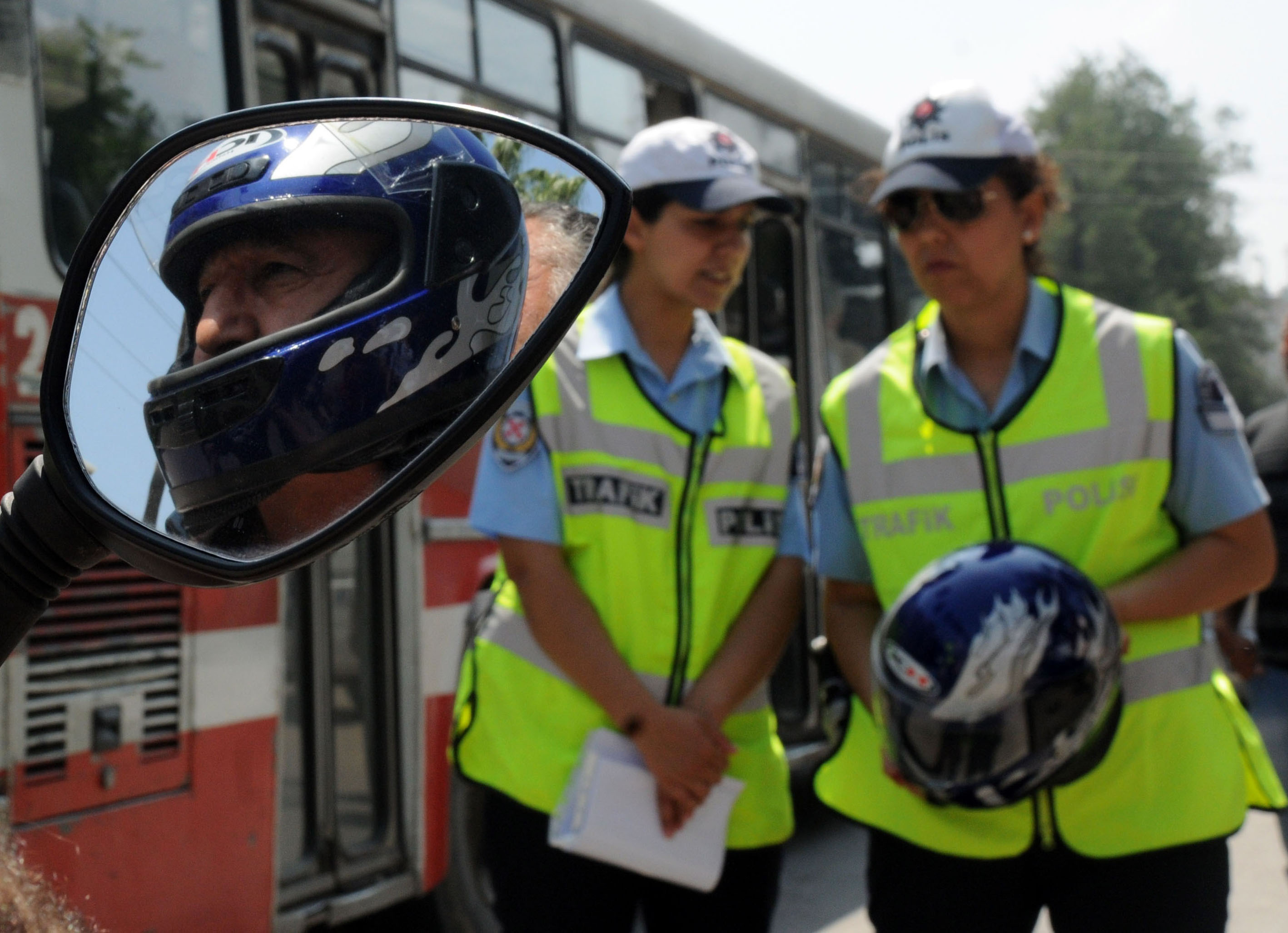 Polisten sürücülere kask sürprizi Polisten sürücülere kask sürprizi