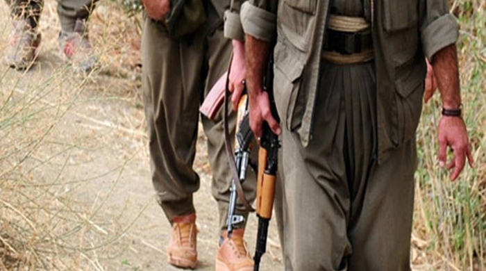 PKK; araç yakıp, 4 işçiyi kaçırdı PKK; araç yakıp, 4 işçiyi kaçırdı