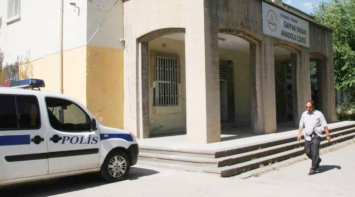 Okul bahçesine bomba atıldı Okul bahçesine bomba atıldı