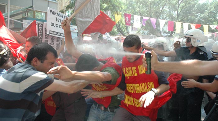 Meclis&#039;e yürümek istediler, gazı yediler