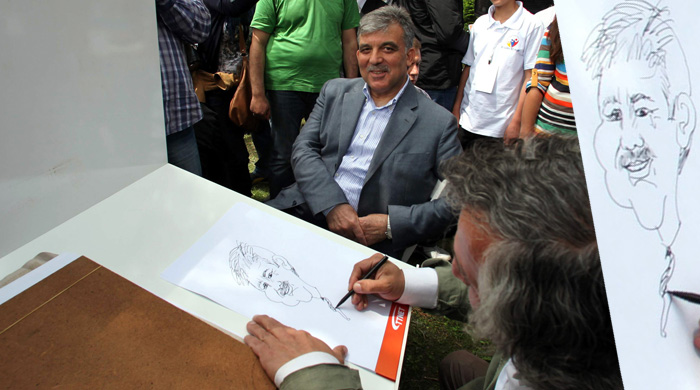 Abdullah Gül karikatürünü çizdirdi Abdullah Gül karikatürünü çizdirdi