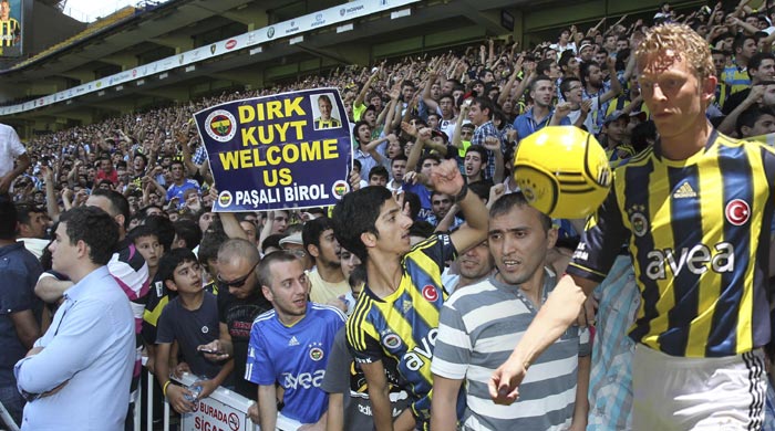 Kuyt, 10 bin taraftarın önünde Fenerli oldu