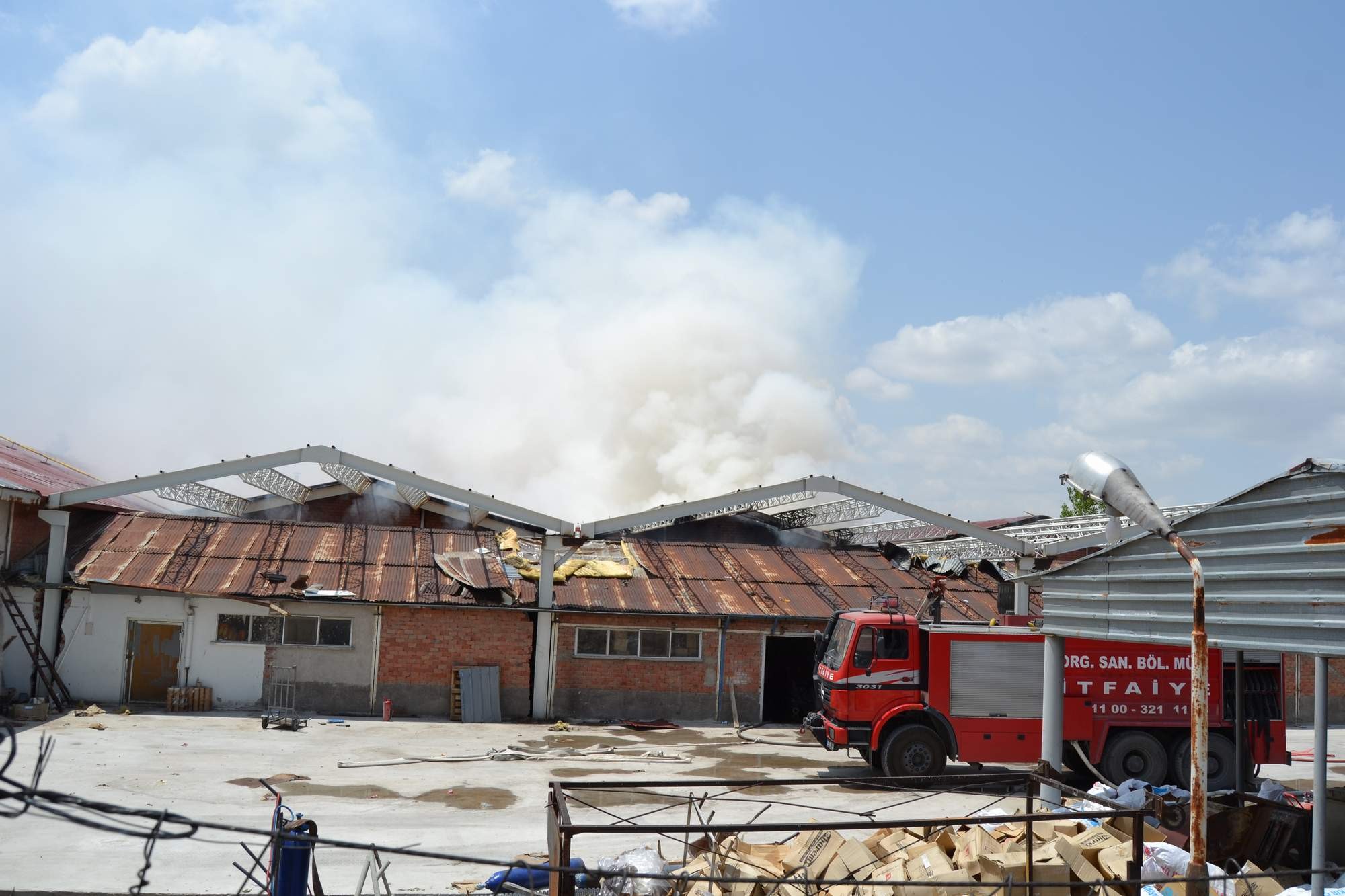 Kayseri&#039;de bisküvi fabrikası kül oldu