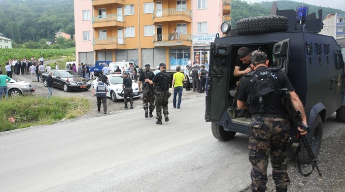 Trabzon&#039;da bombalı saldırı: 3 asker yaralı 