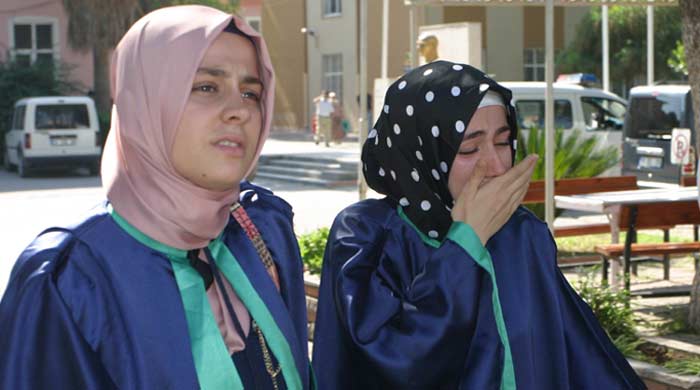 Birinci oldu, başörtülü diye ödülü verilmedi