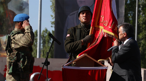 Başkomutan, sancağı devretti