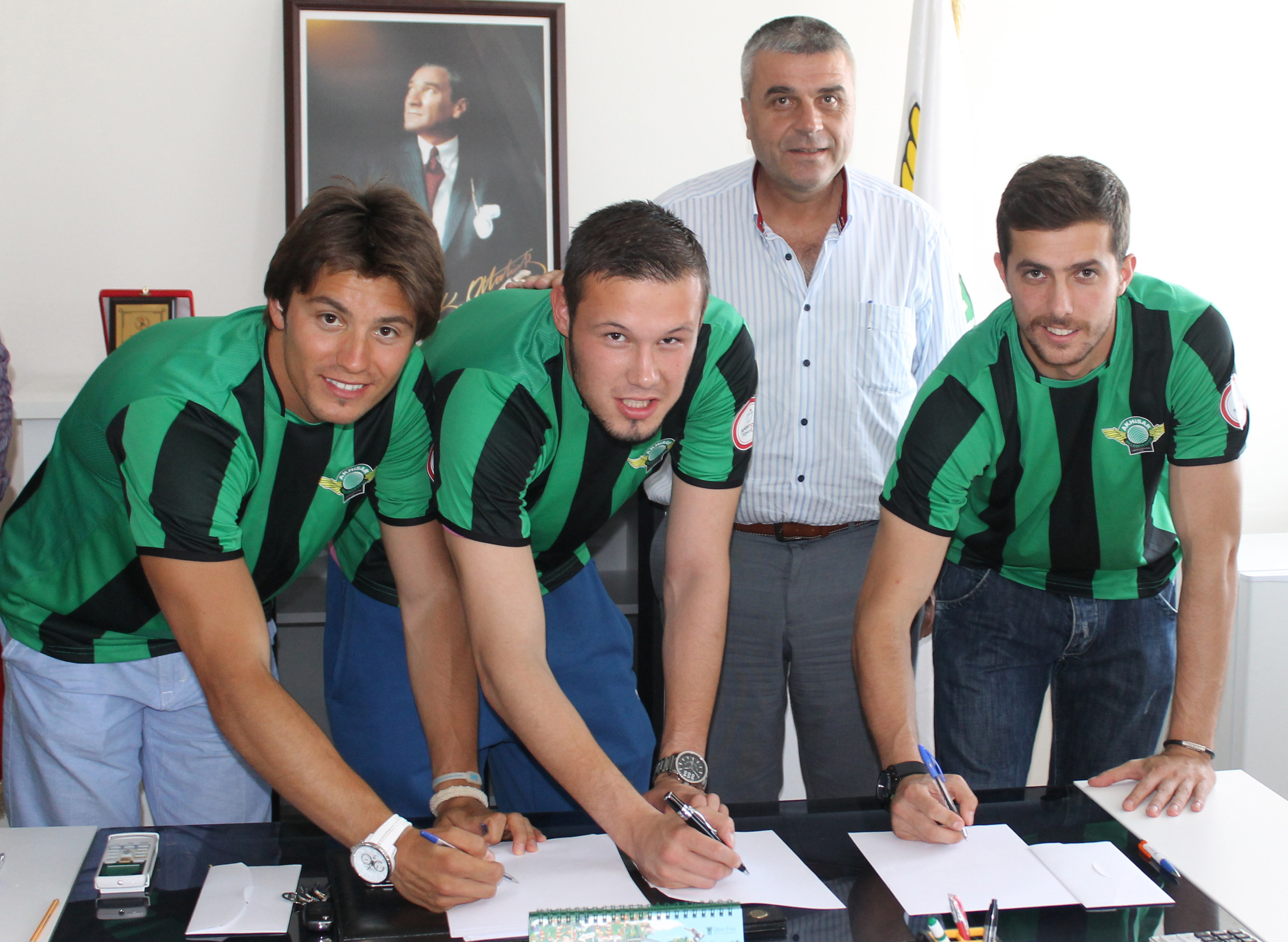 Akhisar'da 8 imza birden Akhisar'da 8 imza birden
