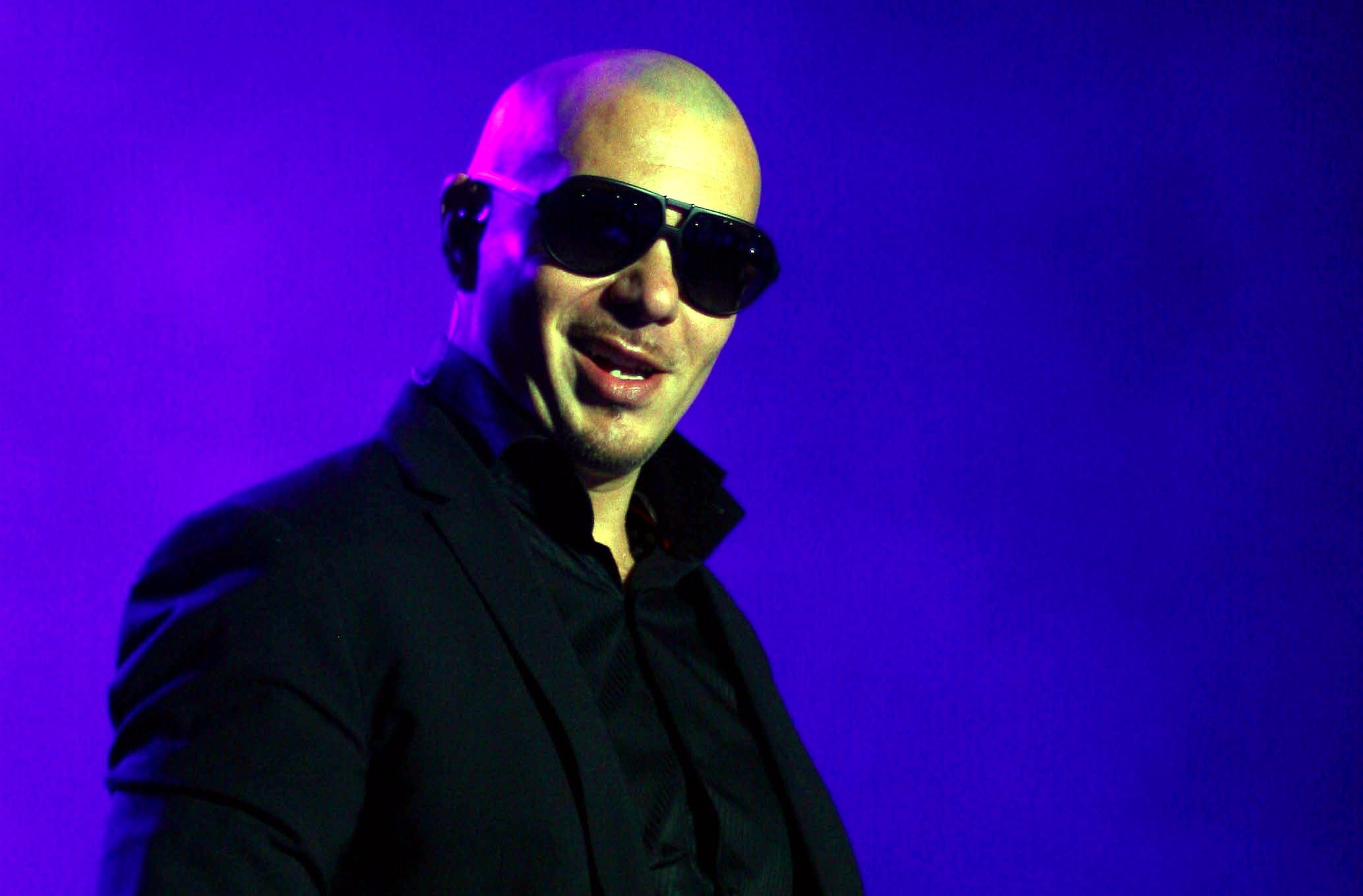 İstanbul'dan Pitbull geçti İstanbul'dan Pitbull geçti