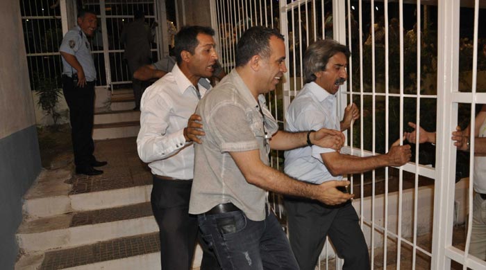 Haluk Levent karakola sığındı Haluk Levent karakola sığındı