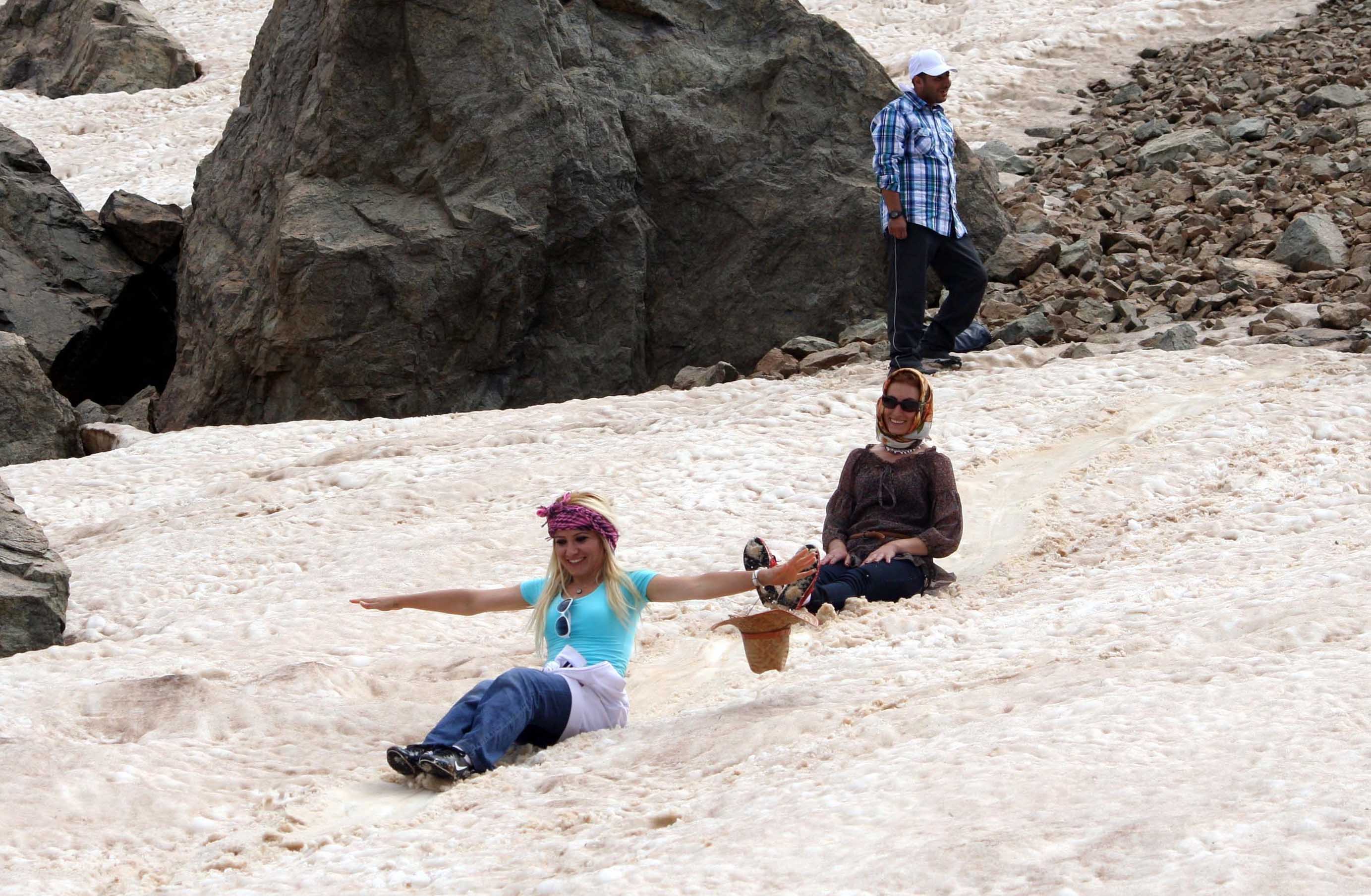 Hakkari&#039;de temmuz ortasında kar keyfi 