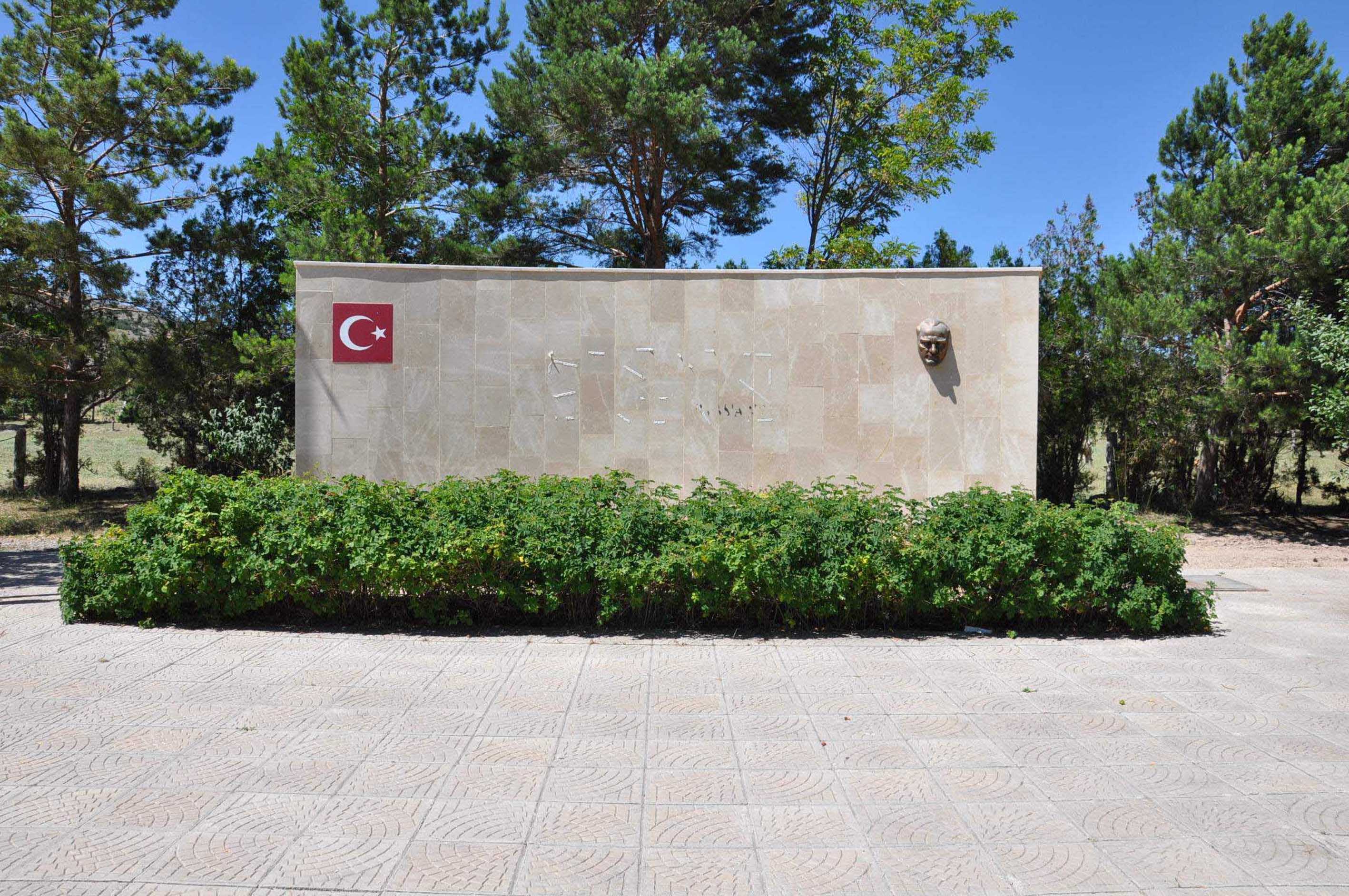 Cumhuriyet&#039;e İlk Adım Anıtı tahrip edildi 