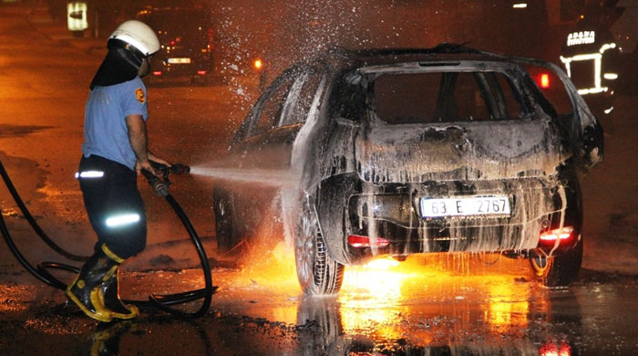 Gaz kokan araçta sigara yaktı: 3 yaralı Gaz kokan araçta sigara yaktı: 3 yaralı