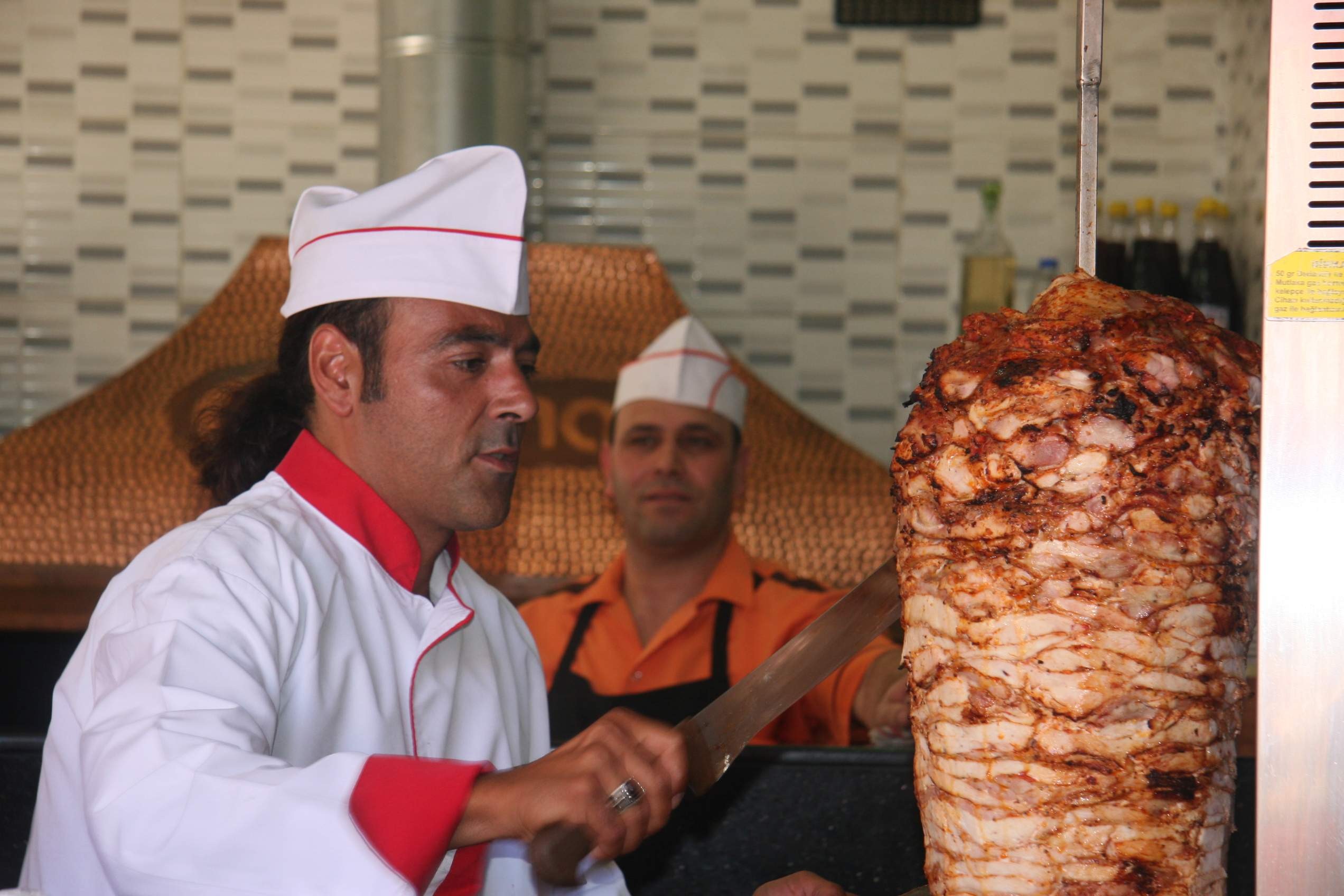 Ozan Orhon döner kesti, kebap pişirdi Ozan Orhon döner kesti, kebap pişirdi