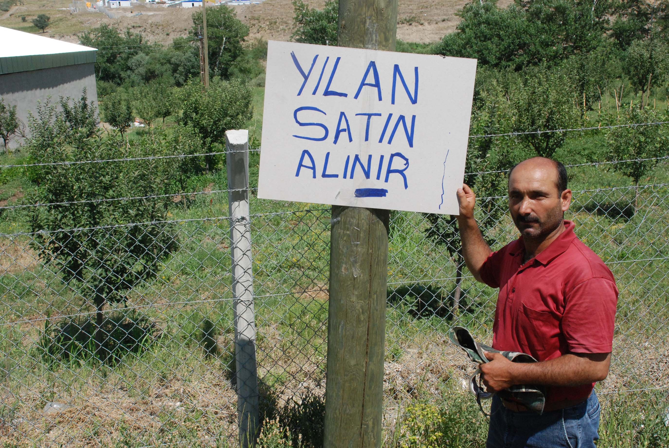 Çiftçiden kampanya: Yılanı getir, parayı götür Çiftçiden kampanya: Yılanı getir, parayı götür