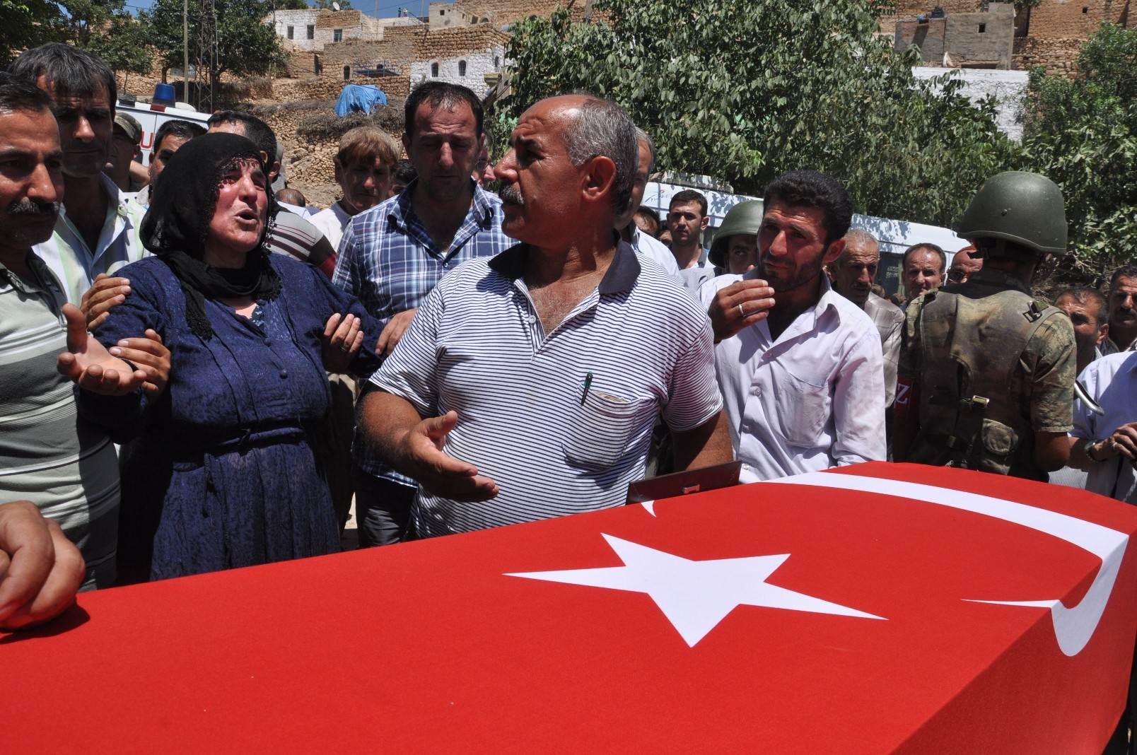 Şehit annesinden Kürtçe ağıt