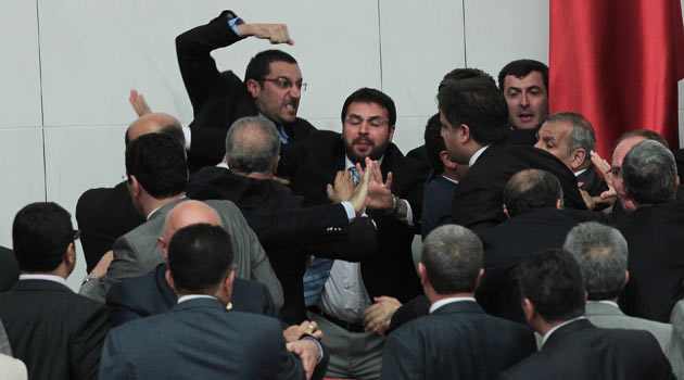 Meclis'te yumruklar konuştu Meclis'te yumruklar konuştu