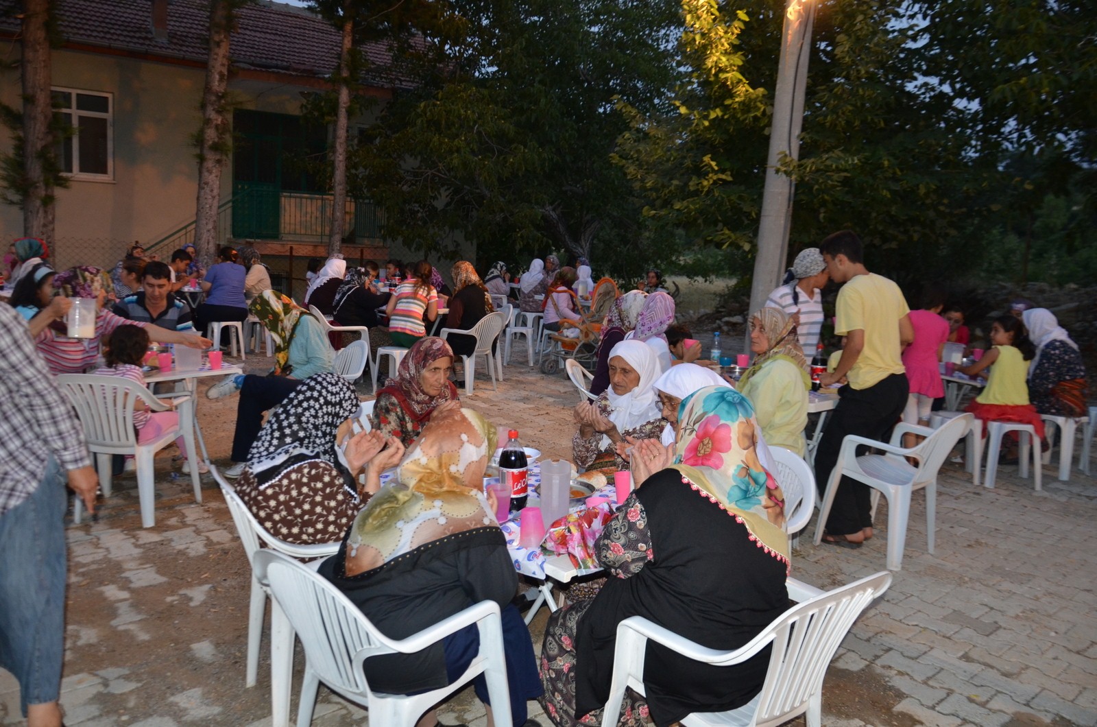 Bu köyde her gün bir kişi iftar veriyor