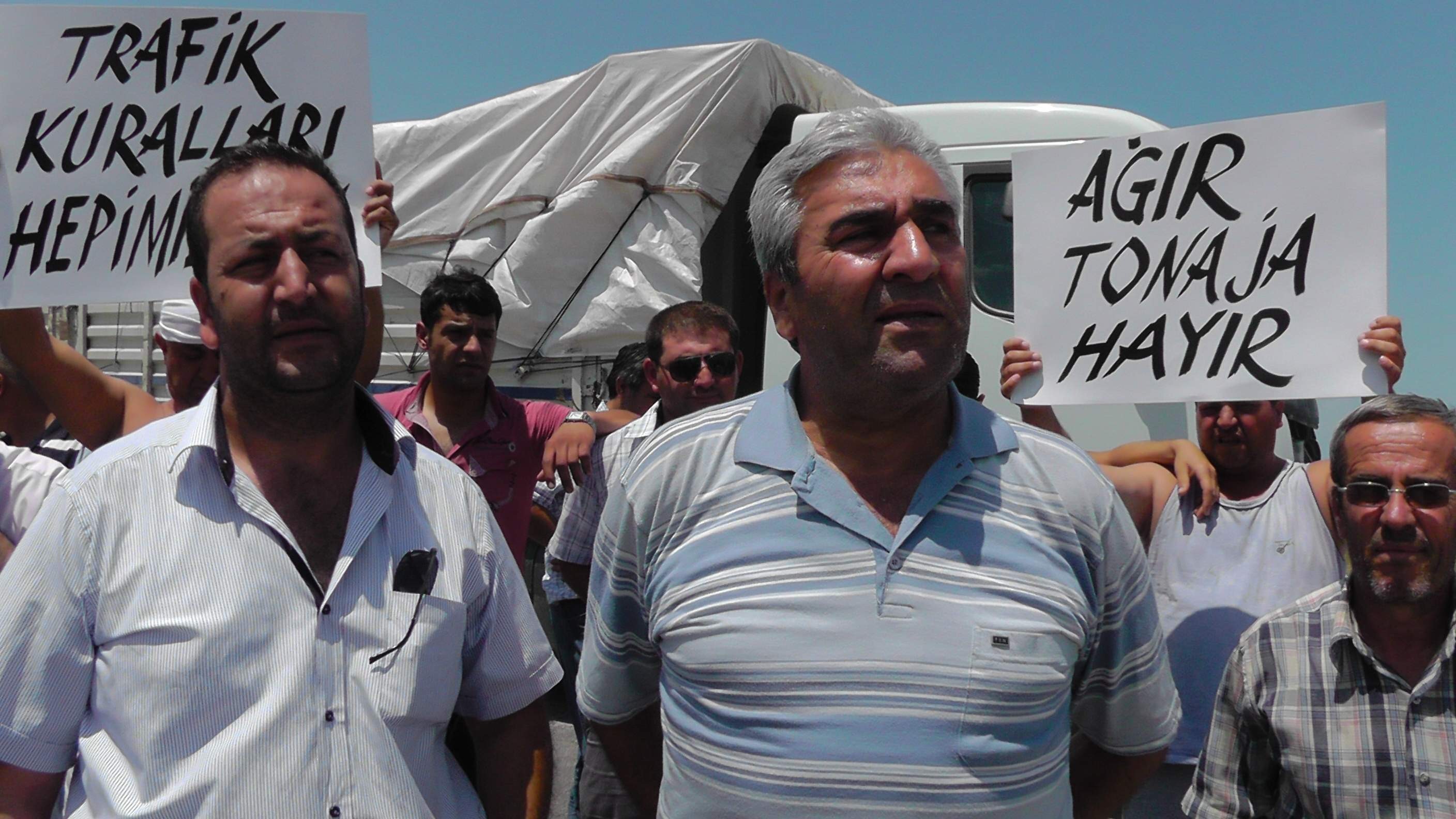 Kamyoncular, meslektaşlarına ceza yazdırdı Kamyoncular, meslektaşlarına ceza yazdırdı