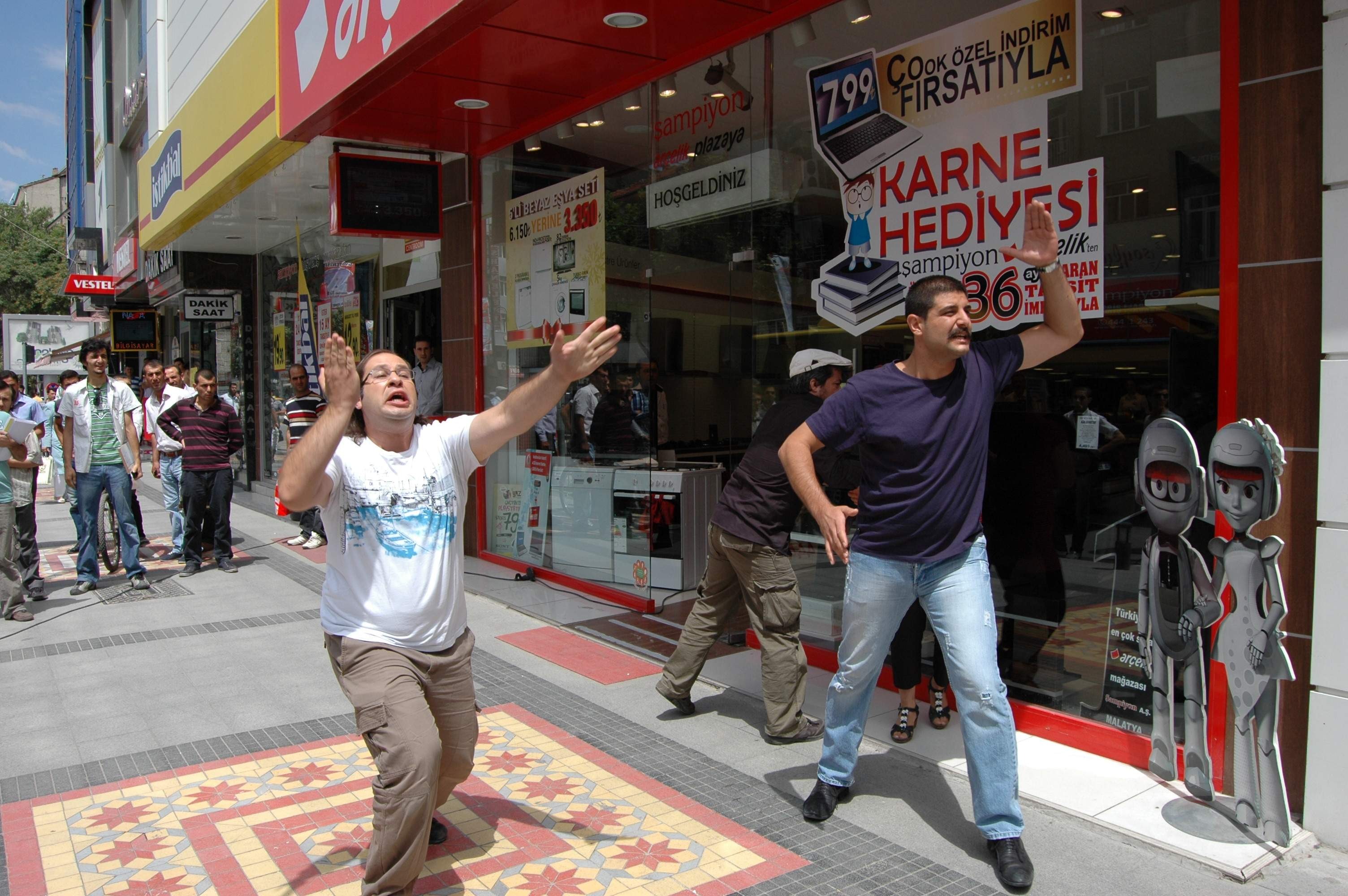 Vatandaş, filmi gerçek sanınca... Vatandaş, filmi gerçek sanınca...