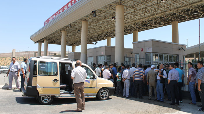 Cilvegöz'den Suriye'ye geçiş durduruldu Cilvegöz'den Suriye'ye geçiş durduruldu