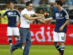 Messi aşkı için sahaya atladı Messi aşkı için sahaya atladı