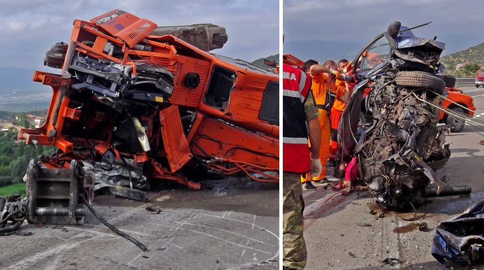 İş makinası otomobili biçti: 7 ölü