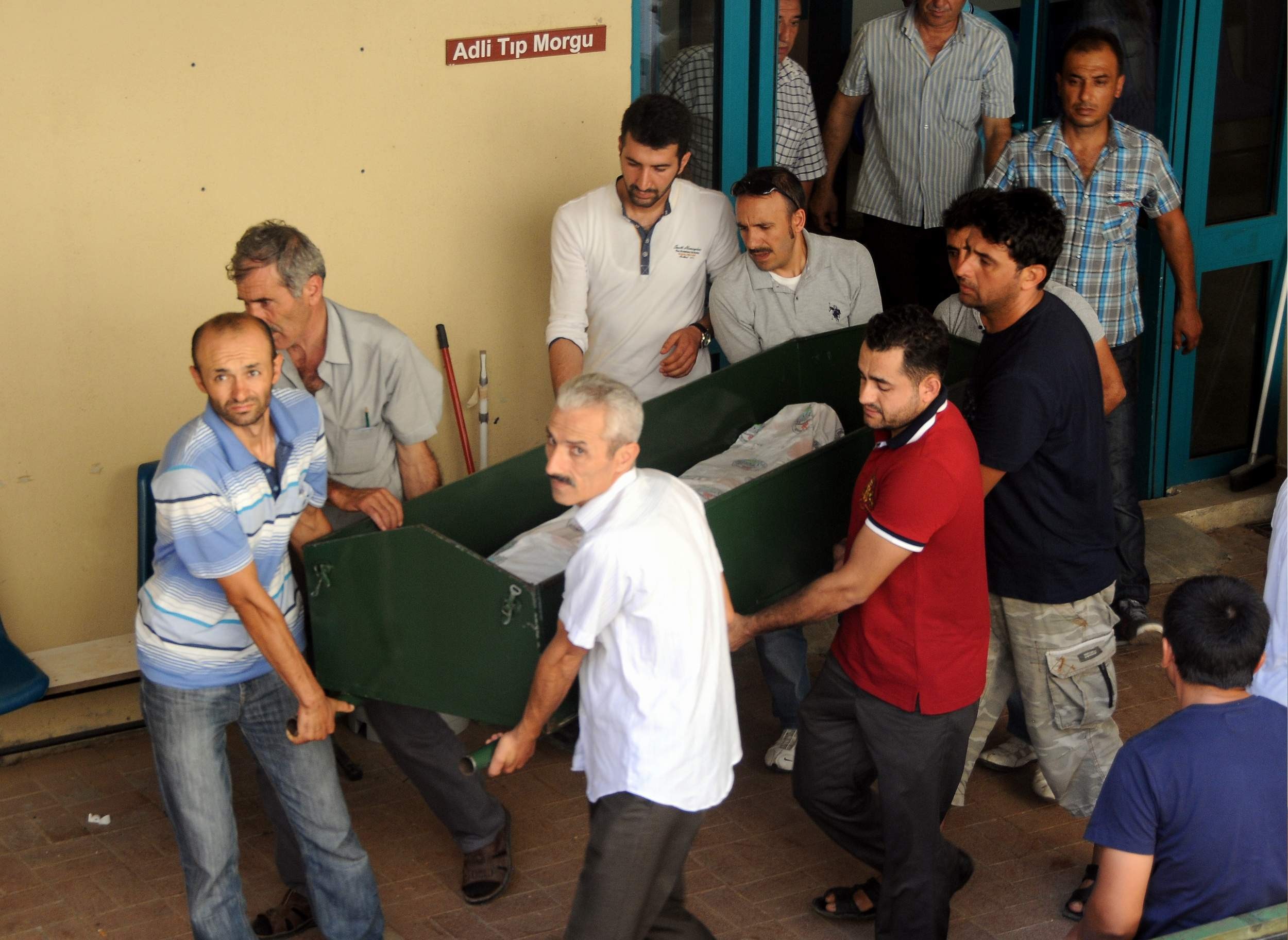 Otomobil sulama kanalına düştü: 4 ölü