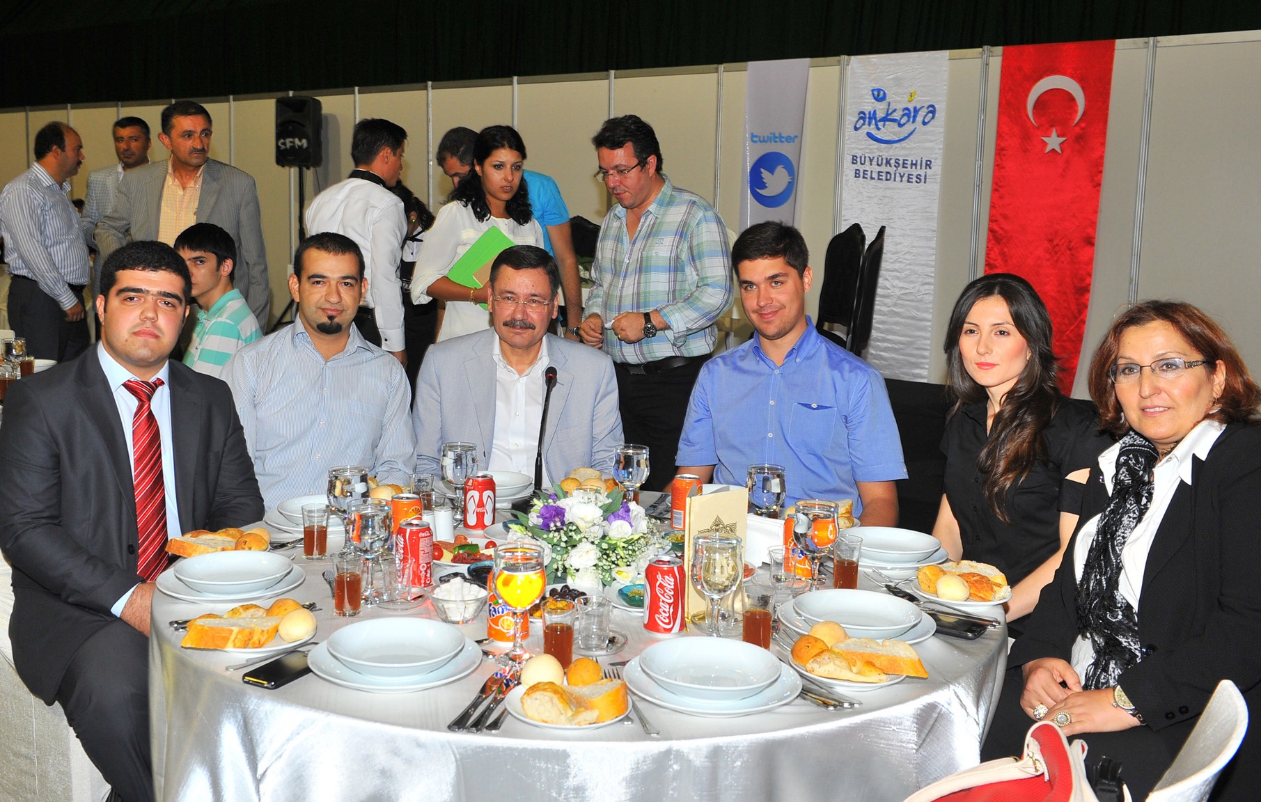 Gökçek, Twitter takipçilerine iftar verdi