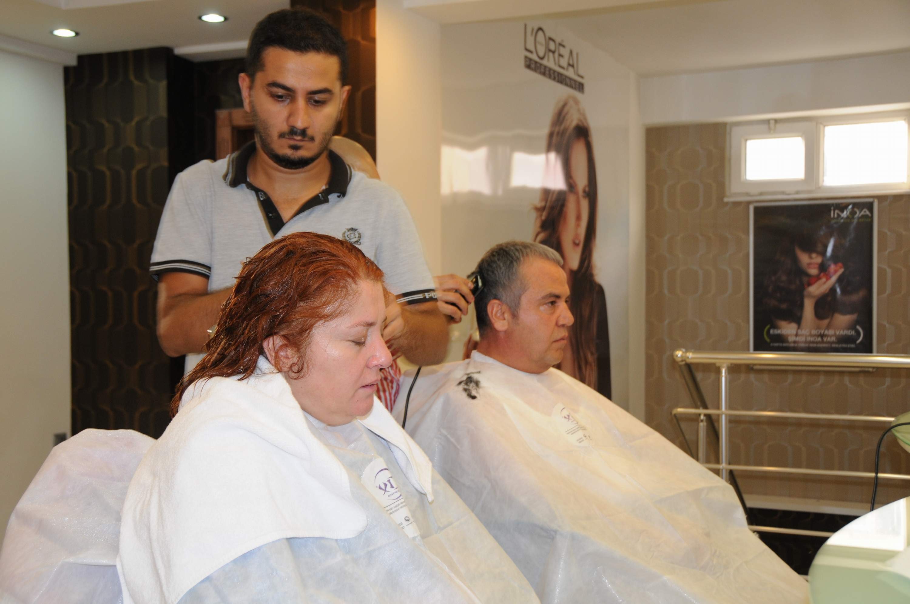 Belediye başkanı, kanser eşi için saçların kazıttı