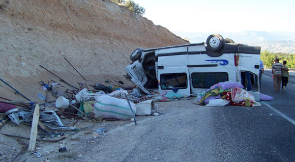Minibüs şarampole yuvarlandı: 2 ölü, 9 yaralı Minibüs şarampole yuvarlandı: 2 ölü, 9 yaralı