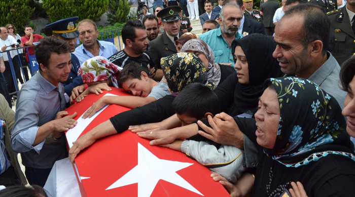 Üç şehit yan yana uğurlandı Üç şehit yan yana uğurlandı