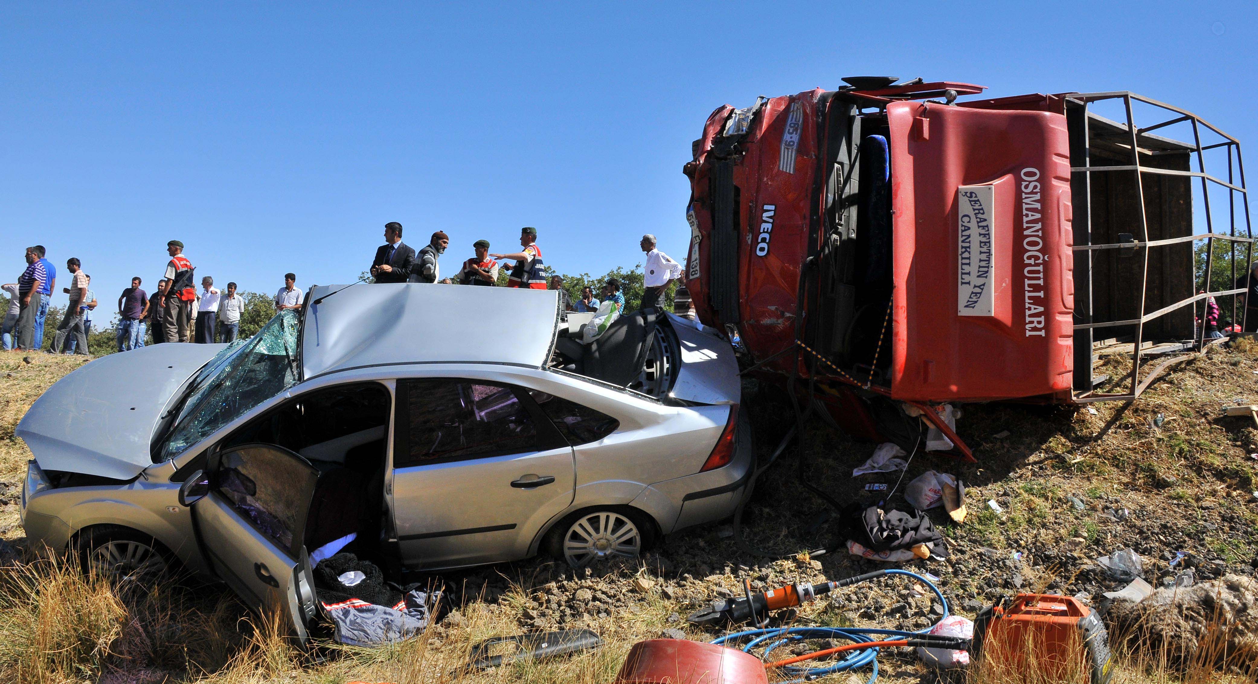 Aksaray'da feci kaza: 2 ölü, 5 yaralı Aksaray'da feci kaza: 2 ölü, 5 yaralı
