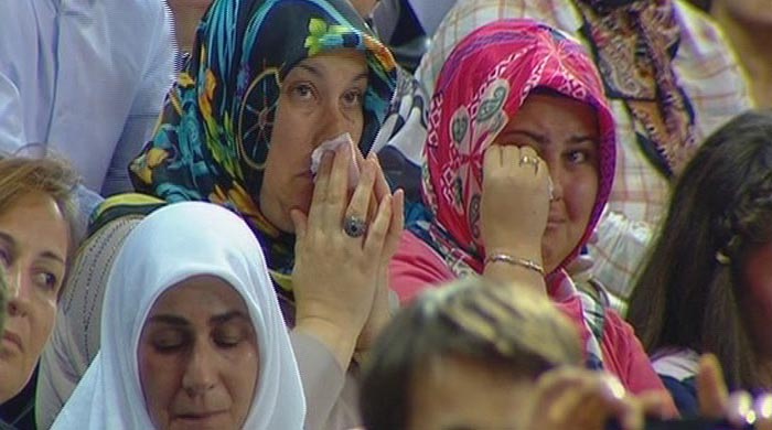 Başbakan&#039;dan ağlatan şiir!