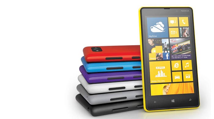 Nokia Lumia kablosuz şarj oluyor Nokia Lumia kablosuz şarj oluyor