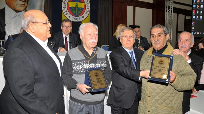Aziz Yıldırım: "F.Bahçe yeni bir döneme giriyor" Aziz Yıldırım: "F.Bahçe yeni bir döneme giriyor"