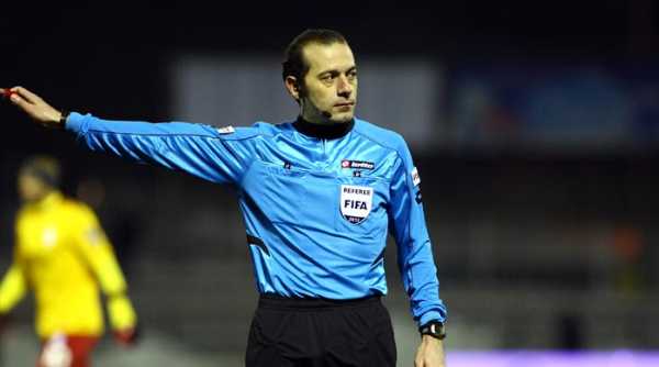 Cüneyt Çakır, yılın hakemi seçildi Cüneyt Çakır, yılın hakemi seçildi