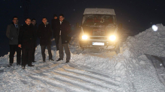 13 öğretmen karda mahsur kaldı 13 öğretmen karda mahsur kaldı