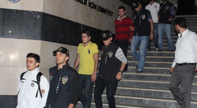 Adliye önündeki taraftarlar arasında gerginlik çıktı Adliye önündeki taraftarlar arasında gerginlik çıktı