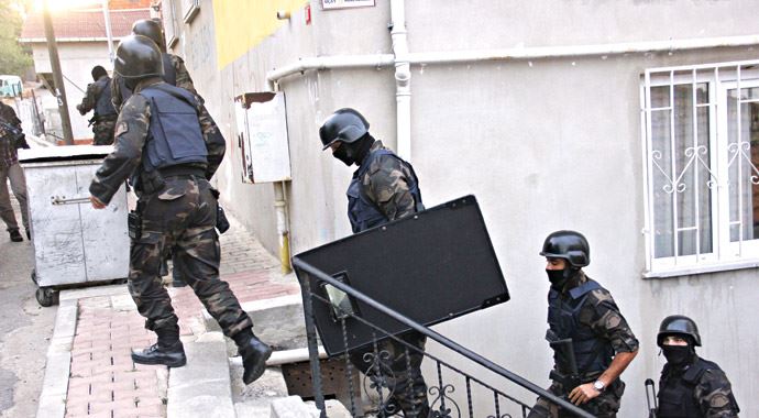 Gülsuyu'nda terör estiren çetelere şafak operasyonu Gülsuyu'nda terör estiren çetelere şafak operasyonu