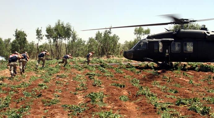 Lice'de helikopter destekli uyuşturucu operasyonu Lice'de helikopter destekli uyuşturucu operasyonu