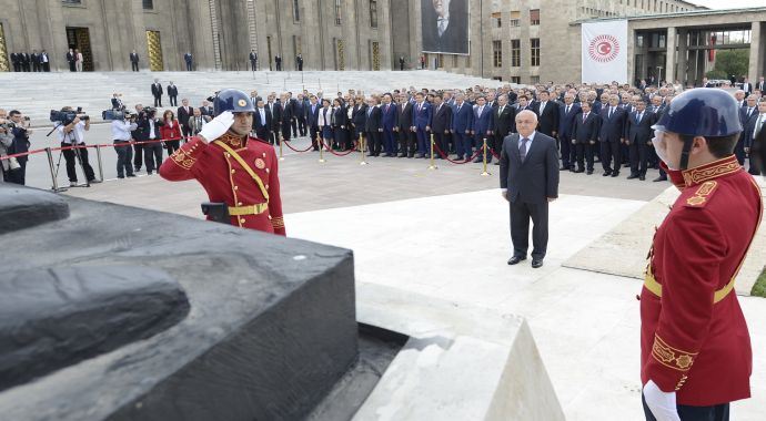 Cemil Çiçek Atatürk Anıtı önüne çelenk koydu Cemil Çiçek Atatürk Anıtı önüne çelenk koydu