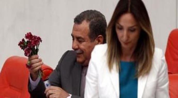 Meclis Genel Kurulu'nda karanfil sürprizi Meclis Genel Kurulu'nda karanfil sürprizi