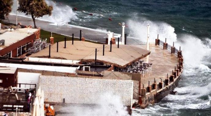 Bodrum&#039;u önce lodos ardından sağanak vurdu