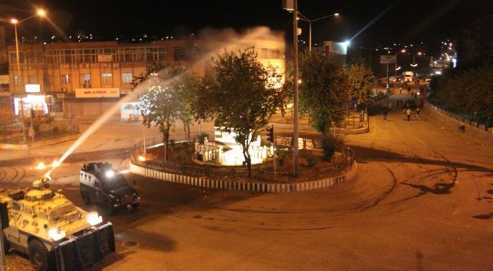 Cizre'de izinsiz gösteriye polis müdahalesi Cizre'de izinsiz gösteriye polis müdahalesi