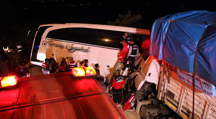 Elazığ'da korkunç kaza, TIR ile otobüs çarpıştı Elazığ'da korkunç kaza, TIR ile otobüs çarpıştı