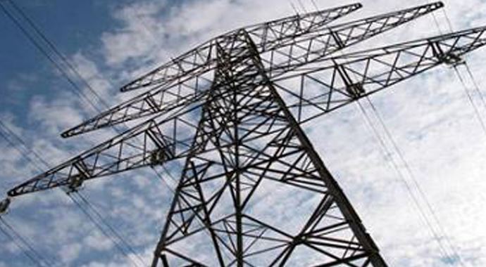 Minibüs elektrik direğine çarpınca 4 mahalle elektriksiz kaldı
