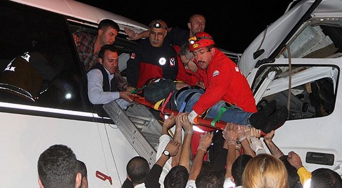 Elazığ'da feci kaza, 2 ölü, 35 yaralı Elazığ'da feci kaza, 2 ölü, 35 yaralı