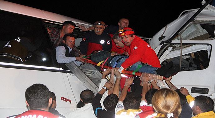 Elazığ-Malatya yolunda feci kaza, 2 ölü 35 yaralı Elazığ-Malatya yolunda feci kaza, 2 ölü 35 yaralı
